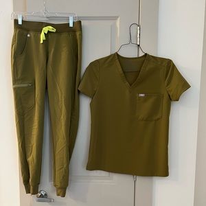 FIGS Martini Olive scrub set